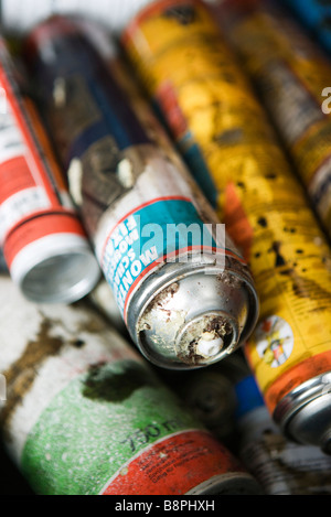 Ausrangierte Aerosoldosen, close-up Stockfoto