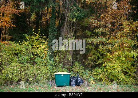 Müllsäcke und Kompost in Waldlandschaft Stockfoto