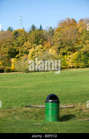 Mülleimer im park Stockfoto