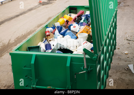 Große gelbe Tonne voller ausrangierte Kunststoffbehälter Stockfoto