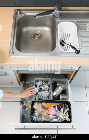 Person sortieren Müll in Haus recycling-Behälter Stockfoto