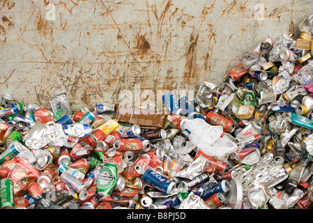 Haufen von Aluminiumdosen Stockfoto