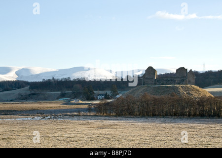 Ruthven-Kaserne in der Nähe von Kingussie, Schottland an einem kalten Wintertag mit schneebedeckten Bergen im Hintergrund Stockfoto