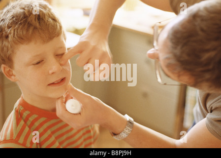 Die Salbe im Gesicht des jungen Vater Stockfoto