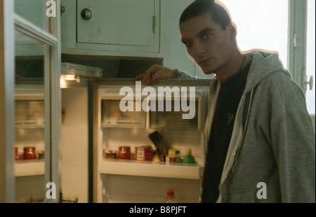 Junger Mann stehen vor offenen Kühlschrank, Blick in die Kamera Stockfoto