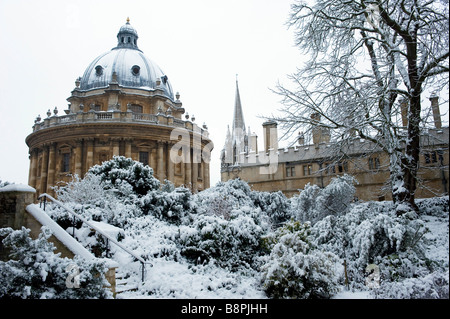 Radcliffe College und Allerseelen, die durch Bäume in Exeter Garten gesehen Stockfoto