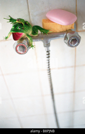 Kunststoff-Spielzeug Frosch, Schwamm, rosa Stück Seife am Dusche Wasserhahn Stockfoto