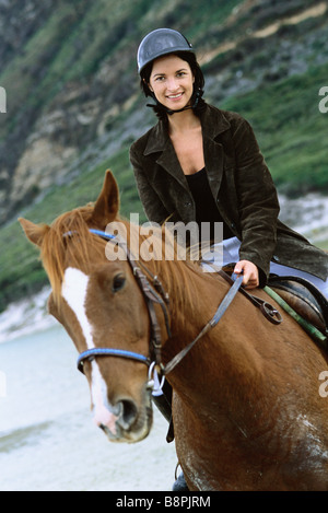 Frau, Reiten am Strand, Porträt Stockfoto