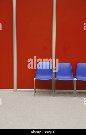 drei leere Stühle im Konferenzsaal Stockfoto