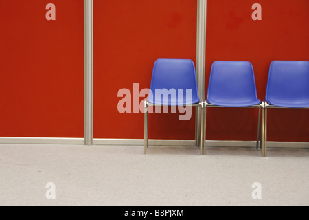 drei leere Stühle im Konferenzsaal Stockfoto