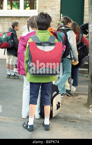 Kinder in Grundschule Eingang Einreichung Stockfoto