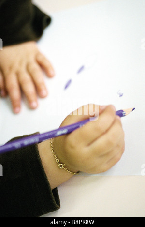 Zeichnen mit Buntstift, Kind beschnitten Blick auf Händen Stockfoto