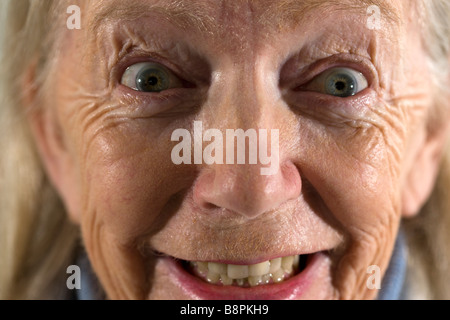 Lachende alte Dame überrascht Stockfoto