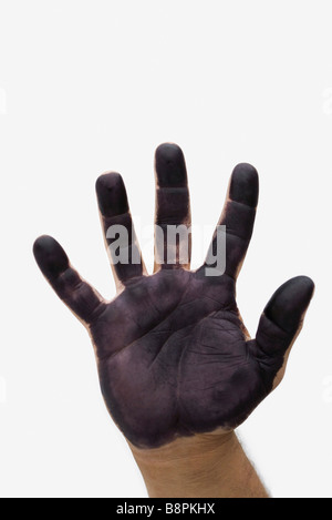 Die Hand des Mannes mit schwarzer Farbe auf palm Stockfoto