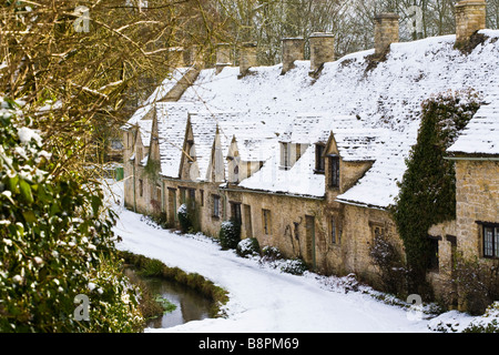 Winterschnee auf Arlington Row in Cotswold Dorf von Bibury, Gloucestershire Stockfoto