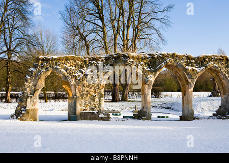 Winterschnee auf den Cotswolds Hailes Abbey, Gloucestershire Stockfoto