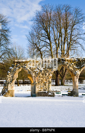 Winterschnee auf den Cotswolds Hailes Abbey, Gloucestershire Stockfoto