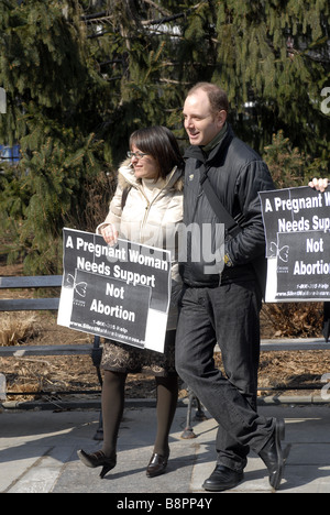 Mitglieder und Unterstützer der Silent No mehr Sensibilisierungskampagne versammeln sich in New York s City Hall Park Stockfoto