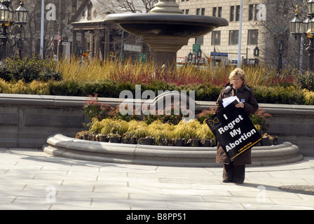 Mitglieder und Unterstützer der Silent No mehr Sensibilisierungskampagne versammeln sich in New York s City Hall Park Stockfoto