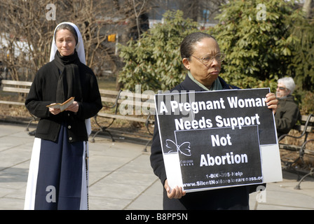 Mitglieder und Unterstützer der Silent No mehr Sensibilisierungskampagne versammeln sich in New York s City Hall Park Stockfoto