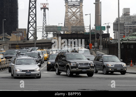 Verkehr beendet die Queensborough Bridge in New York Stockfoto