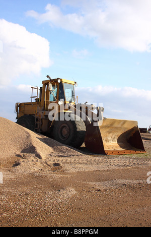 Bulldozer oder Bagger zum Verschieben in Cromwell Steinbruch verwendet extrahiert Sand und Kies auch Glas-recycling Stockfoto