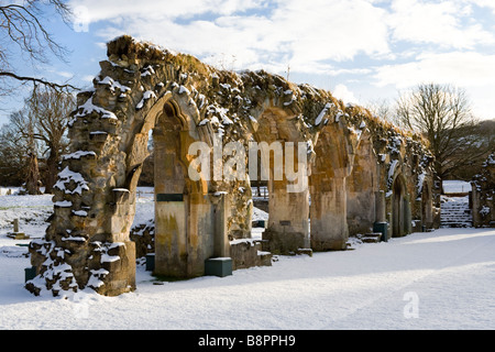 Winterschnee auf den Cotswolds in Hailes Abbey, Gloucestershire, Großbritannien Stockfoto