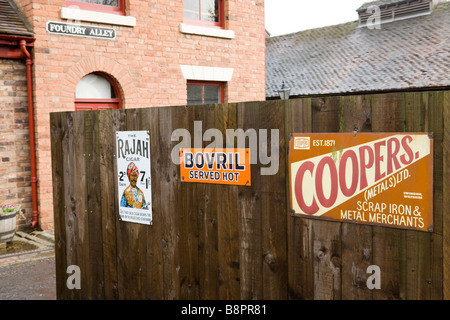 Alte Anzeigen im Freilichtmuseum von Blists Hill Victorian Town in Ironbridge, Shropshire, Großbritannien Stockfoto