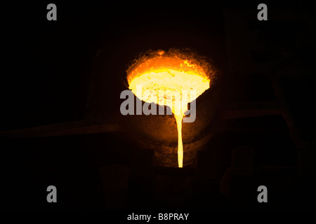 Gießen von geschmolzenem Gusseisen in der Gießerei im Freilichtmuseum von Blists Hill Victorian Town in Ironbridge, Shropshire, Großbritannien Stockfoto