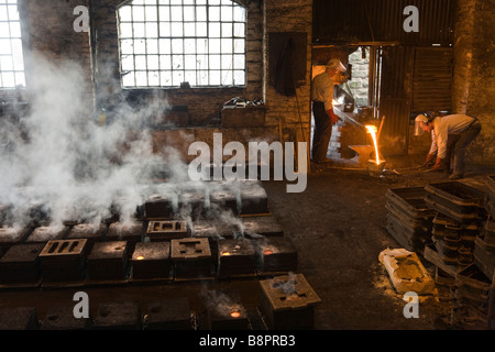 Gießen von geschmolzenem Gusseisen in der Gießerei im Freilichtmuseum von Blists Hill Victorian Town in Ironbridge, Shropshire, Großbritannien Stockfoto