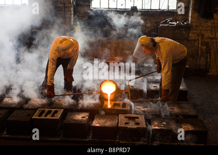 Gießen von geschmolzenem Gusseisen in der Gießerei im Freilichtmuseum von Blists Hill Victorian Town in Ironbridge, Shropshire, Großbritannien Stockfoto