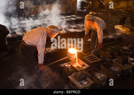 Gießen von geschmolzenem Gusseisen in der Gießerei im Freilichtmuseum von Blists Hill Victorian Town in Ironbridge, Shropshire, Großbritannien Stockfoto