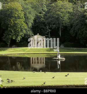Der Tempel der Frömmigkeit gesehen über den Mond Teich kanadische Gänse Weiden auf dem Rasen im Vordergrund Stockfoto