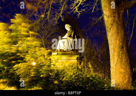 Schottland Edinburgh West Princes Street Gardens-Statue von Sir James junge Simpson Stockfoto