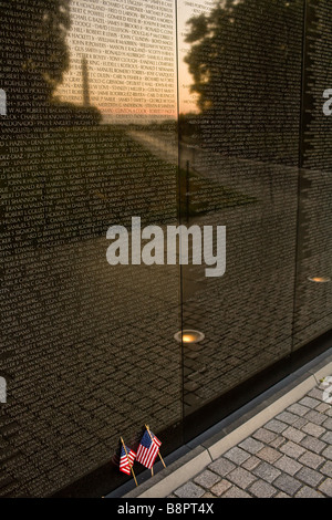 Das Washington Monument spiegelt sich in den Vietnam-Krieg-Denkmal bei Sonnenaufgang in Washington, DC. Stockfoto