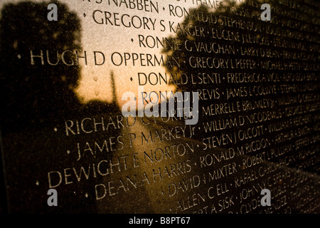 Das Washington Monument spiegelt sich in den Vietnam-Krieg-Denkmal bei Sonnenaufgang in Washington, DC. Stockfoto