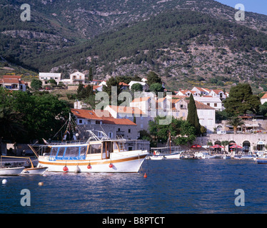Hafen von Bol, Insel Brac, Süd-Dalmatien, Kroatien. Stockfoto