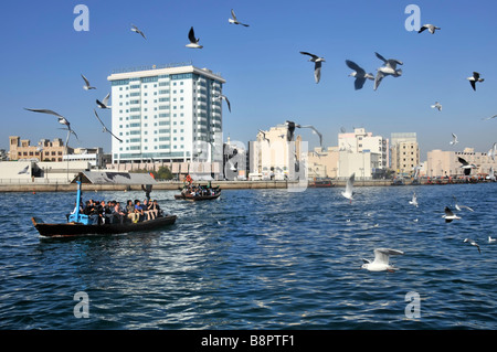 Dubai Creek Abras Wassertaxis und Passagiere Möwen und St George Hotel Beyond Vereinigte Arabische Emirate VAE Naher Osten Asien Stockfoto