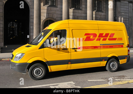 DHL Paket Lieferwagen außerhalb der Bank of England van Graffiti entfernt in Photoshop finden Sie unter Bild-Nummer B8PTHN für graffiti Stockfoto