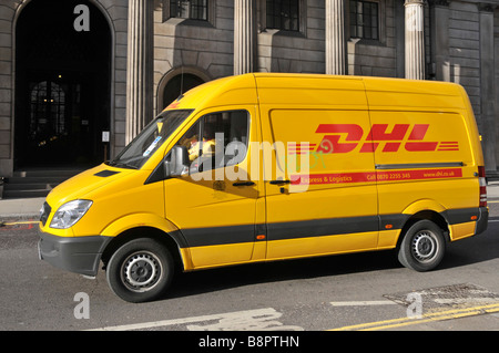 DHL Paket Lieferwagen von Bank von England, van mit Graffiti verunstaltet sehen Bildnummer B8PTHK für Graffiti entfernt in photoshop Stockfoto