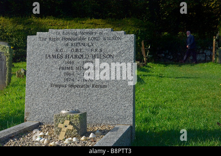 Grab des Herrn Abgeordneten Harold Wilson, Baron Wilson von Rievaulx. Der ehemalige britische Premierminister. St. Mary's alte Kirche. Isles of Scilly. Großbritannien Stockfoto