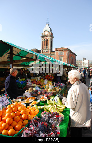 Chesterfield-Markt, Obst und Gemüse Stall. Stockfoto