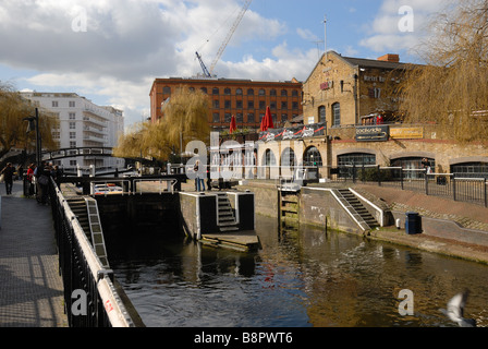 Schleusen am Camden Town in London Stockfoto