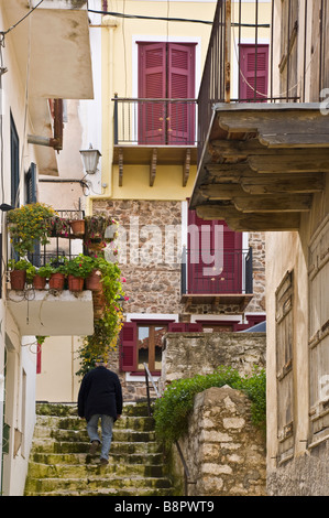 Ein Aufstand von Rollläden und Balkone in den schmalen Steets und Allyways von Nafplio, Argolis, Peloponnes, Griechenland Stockfoto