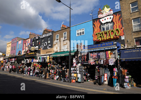 Geschäfte auf der Camden High Street London Stockfoto