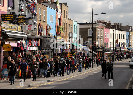 Massen auf Camden High Street London UK Stockfoto