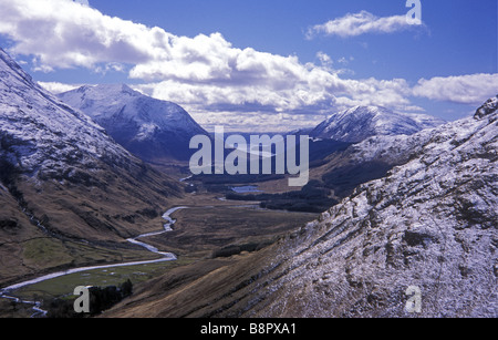 Glen Etive in Richtung Loch Etive blickte, von den Hängen des Buachaille Etive Beag oben Dalness Schottland mit Schnee Stockfoto