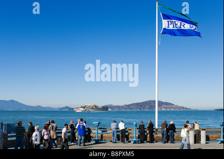 Blick auf Alcatraz von Pier 39, San Francisco, San Francisco, Kalifornien, USA Stockfoto