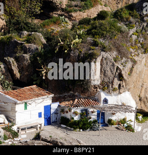 Playa del Salon in Nerja Südspanien nach Hause am Strand ein attraktives Haus mit Garten und Blick aufs Meer, das Mittelmeer Stockfoto