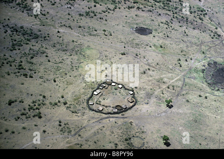 Luftaufnahme der Maasai dörfliche Siedlung auf den Aitong Ebenen nördlich der Masai Mara National Reserve Kenia in Ostafrika Stockfoto